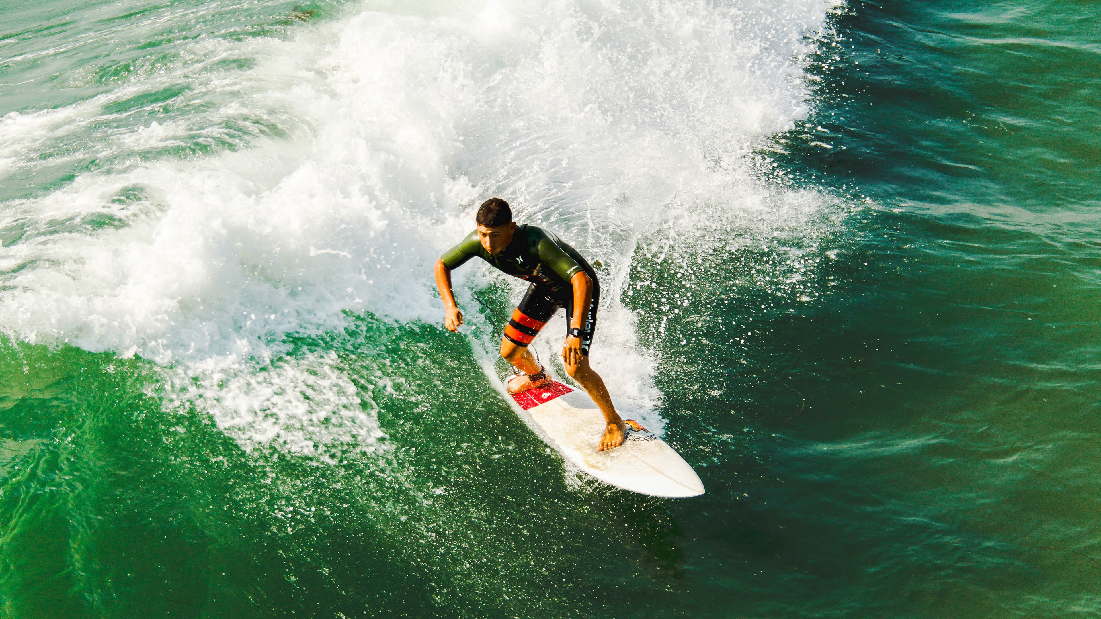 爱游戏2026-当F1引擎在巴林轰鸣，皇马已在伯纳乌完成对葡萄牙的绝杀