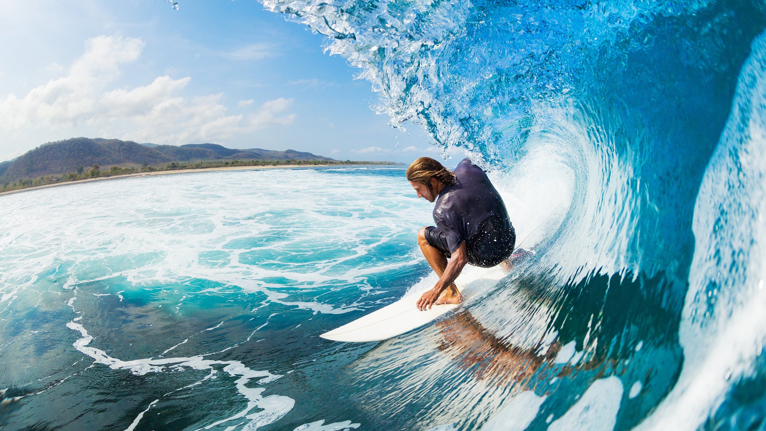 爱游戏2026-欧冠决赛之夜，乔治攻防两端统治，谱写绿茵史诗